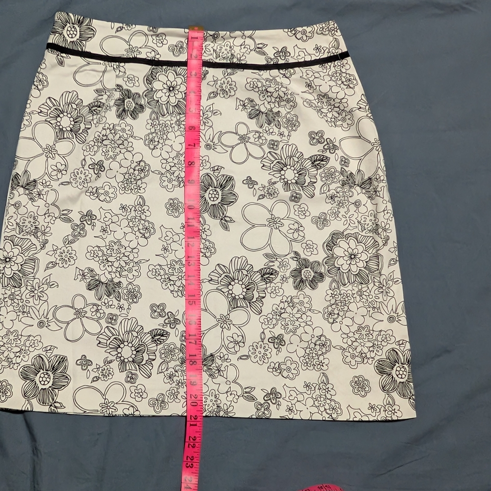 Cleo Black and White Floral Pencil Skirt, Size 12 Petites - Picture 3 of 5